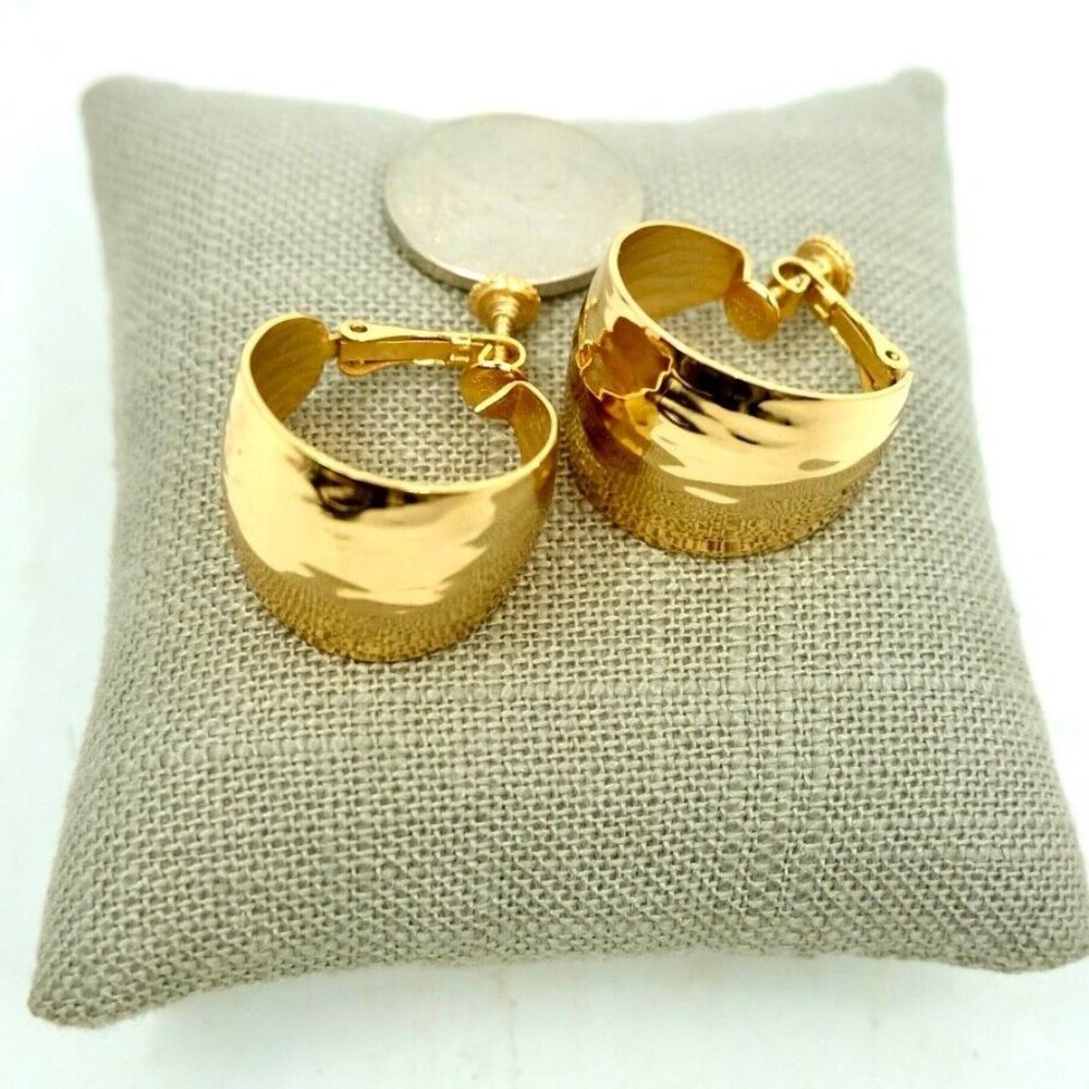 VINTAGE 70s NAPIER HAMMERED GOLD Huggie Hoop Earrings